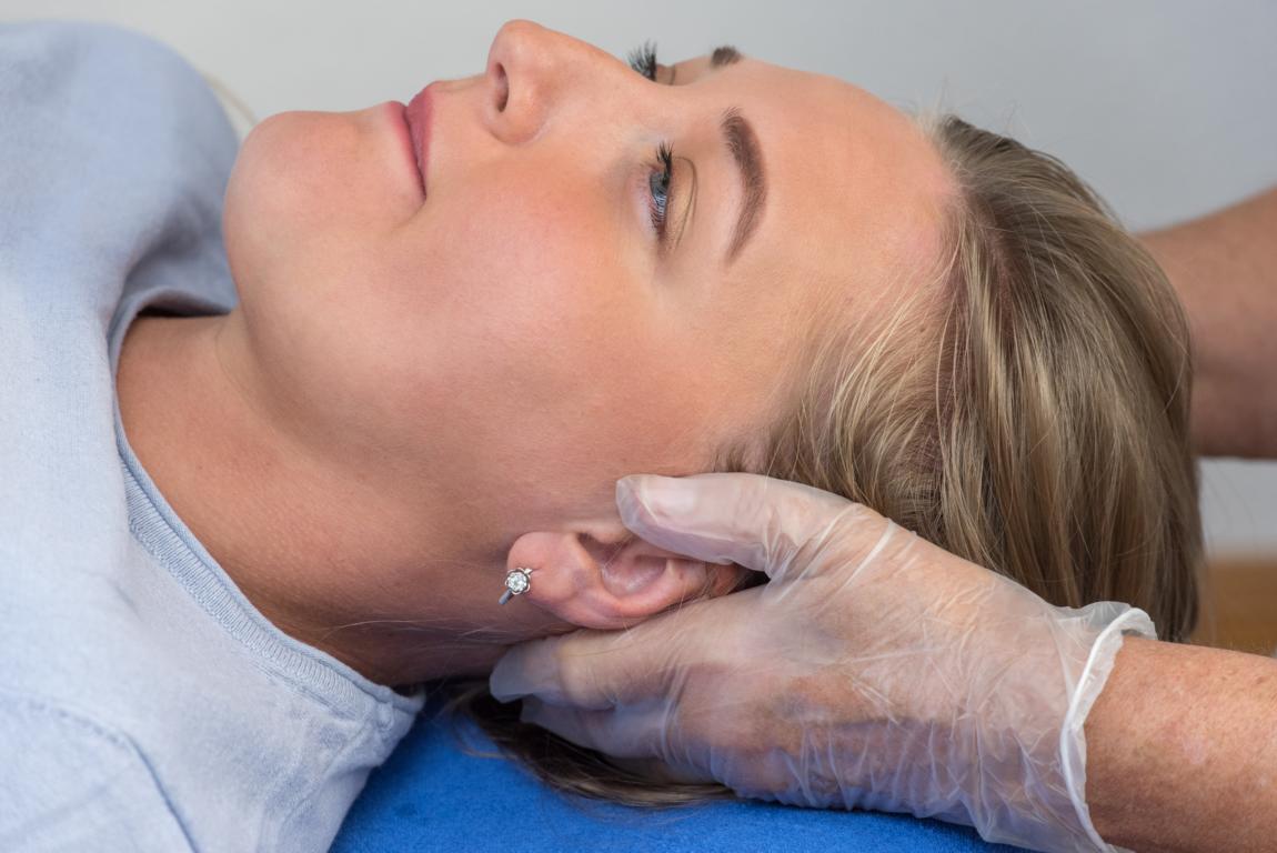Halsbehandlung Atlastherapie erster Halswirbel